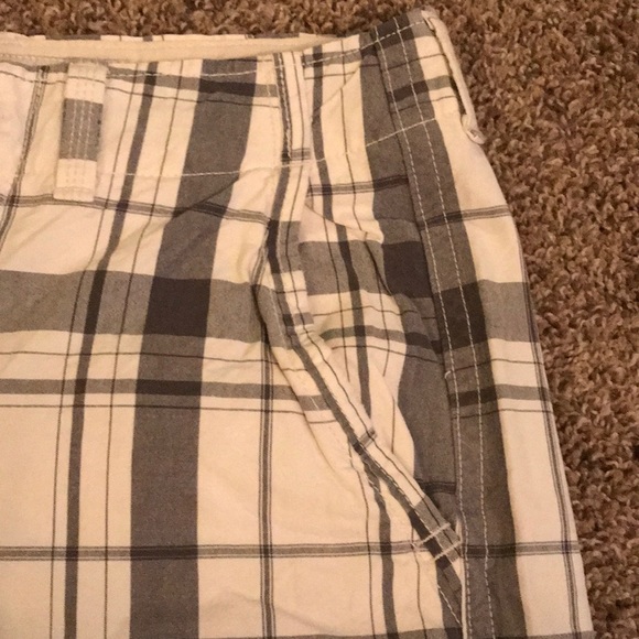 American Eagle Mens Plaid White Gray Longer Length Shorts - Picture 4 of 7
